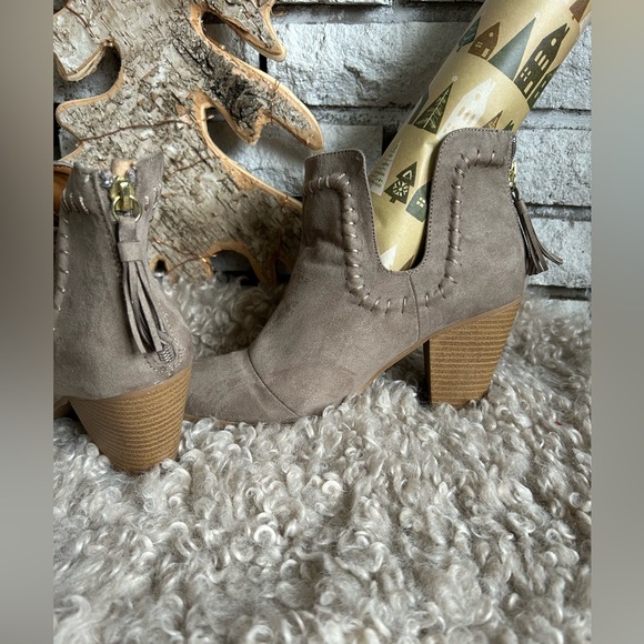 Booties with cut outs - Picture 1 of 2